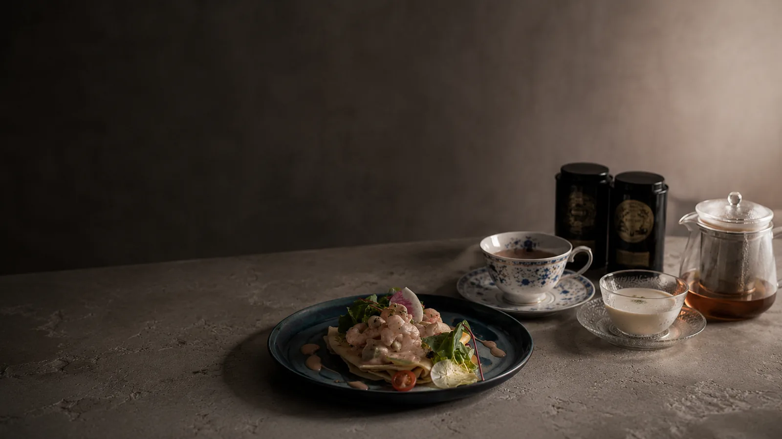 L’irréel cafe のテーブルに並ぶ米粉クレープとティーセット
